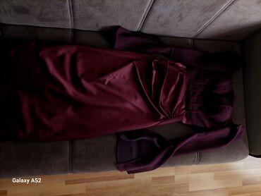 женское платье с воланом: Bordo-bənövşəyi rəngdə, atlas parıltılı maxi ziyafət geyimi.200 manata