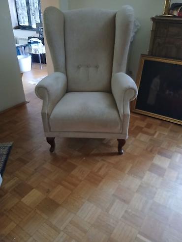 Klasična “wingback” fotelja – bež somotska/velur skoro presvucena