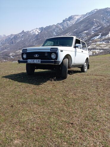 VAZ (LADA): Lada Niva 4x4 (VAZ 2121) – ağ rəngli, 3 qapılı off-road SUV. Tam — 9