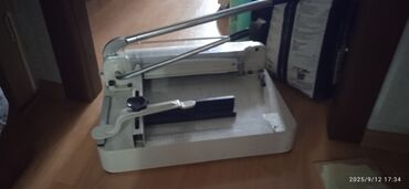 Сушилки: Ağır tip kağız kəsən maqil (guillotine) – ofis, poliqrafiya və