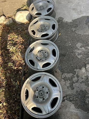 Комплект из 4 литых дисков Honda. - Диаметр: ориентировочно R15