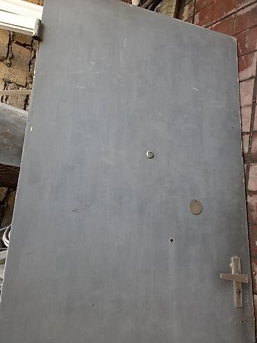 seyif qapi: Dəmir seyf qapı. Möhkəm ağır qapıdır. Ölçü standart — 4