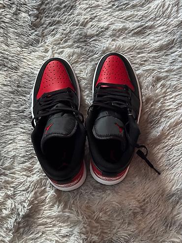 кызыл кия кыз: Эркектердин кроссовкасы, 41, Air Jordan, Жаңы, түсү - Кызыл, Өзү алып кетүү, Акылуу жеткирүү — 1