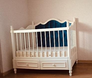 məktəb parta: Oğlan və qız üçün, İşlənmiş, Dördbucaq, Beşik, Dəstsiz, Matras ilə, Yellənmə mexanizmsiz — 1