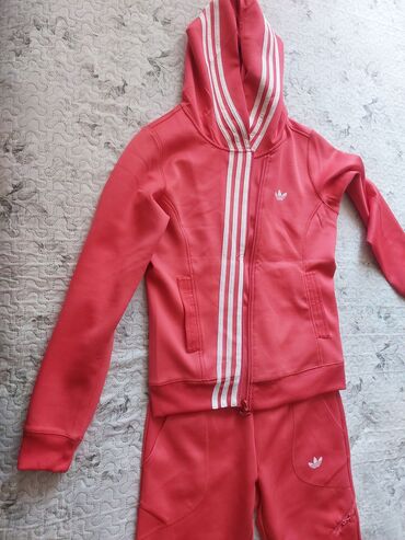 Dəstlər, kostyumlar: Adidas brendi.1defe geynilib Xl razmerdir ammsa L bedene yaxşi olar