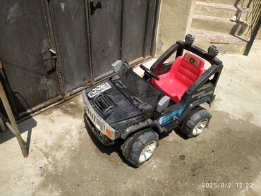продажа бу вещей: Elektrik mühərrikli uşaq avtomobili, qara rəngdə, qırmızı oturacaqlı