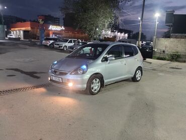 авто в рассрочку без банка без первоначального взноса в бишкеке: Серебристый хэтчбек Honda Fit, представленный на снимках, отличается