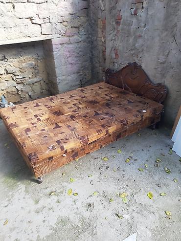 Taxta başlıqlı iki nəfərlik çarpayı satılır. Model klassik üslubda