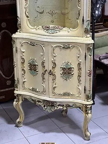 ormar za igračke: Stilska ugaona vitrina Venecijanski barok 🪞 Extra stanje Dimenzije — 9