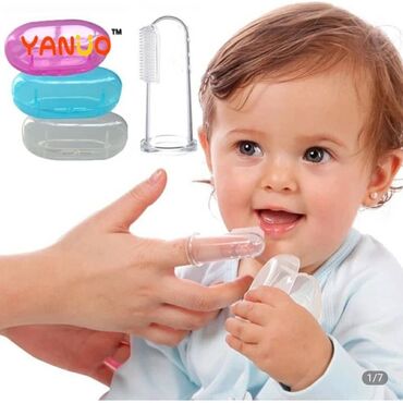Личные вещи: Силиконовая детская зубная щетка на палец для чистки зубов и языка