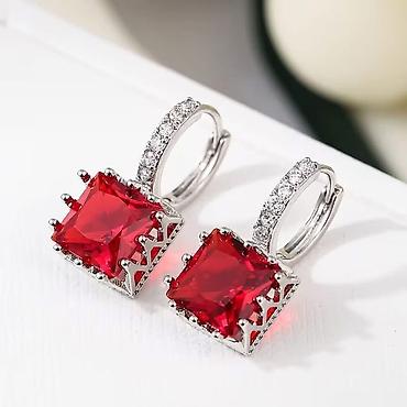 Minđuše: Zlatne pravougaone minđuše – huggie model sa sjajnim cirkonima - — 5