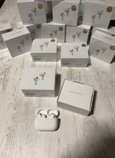 Slušalice: Apple AirPods (različite generacije) - Modeli na fotografijama — 2