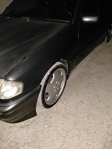 accent 1996: Mercedes-Benz C-sinfi sedan (W202) – qara rəng. Texniki və dizayn — 4