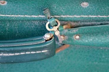 Putni koferi i torbe: Stari, predratni putni zeleni kofer SA KLJUČEM. Stari kofer SA KLJUČEM — 3