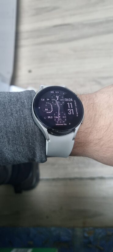 Galaxy Watch: Galaxy watch 4 44мм оригинал состояние хорошее в комплекте коробка,з/у