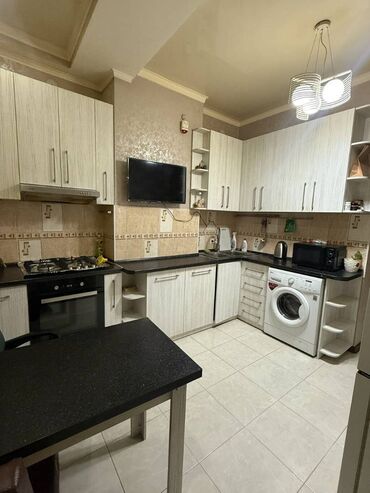 срочно продаётся 1 комнатная квартира в районе ошского рынка по улице молодая гвардия токтогула: 1 бөлмө, 45 кв. м, Элитка, 5 кабат, Евроремонт