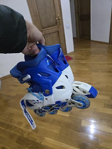 roller ucun usaq sortlari: Mavi-ağ rəngdə uşaq/yeniyetmə üçün roliki. Model 4 təkərlidir və arxa — 2