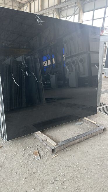 Фасадные гранитные плитки: Моамор светлого оттенка с полированной поверхностью, отражающей свет — 20