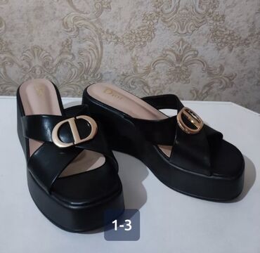 женская обувь размер 39: Босоножки-шлёпанцы Dior новые, не подошли по размеру. Возможен торг