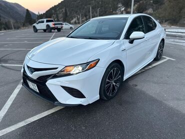 срочно продать машину: Toyota Camry: 2018 г., 2.5 л, Вариатор, Гибрид, Седан