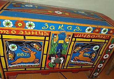 sandiq: Rəngarəng əl naxışlı taxta sandıq - Material: bərk taxta - Üslub — 1