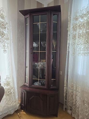 soba mebel ici: - Künc vitrin şkafı: tünd qəhvəyi rəngdə, şüşəli ön hissə (çərçivədə — 1