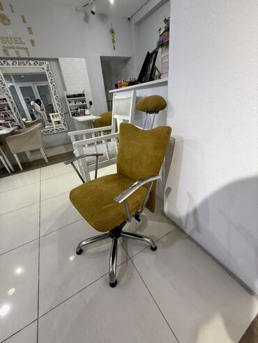 salon stullari: Təkərləri olan və hündürlüyü tənzimlənə bilən, xardal rəngli ofis