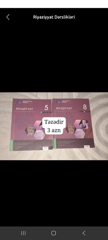 İki ədəd riyaziyyat dərsliyi təqdim olunur. Kitabların üz qabığında