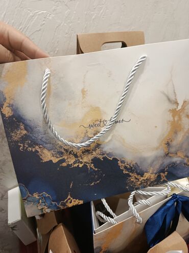 Подарочные упаковки: Подарочные упаковки - Бумажный пакет с ручками: плотный картон at lalafo.kg — 4 Подарочные упаковки: Подарочные упаковки - Бумажный пакет с ручками: плотный картон — 4