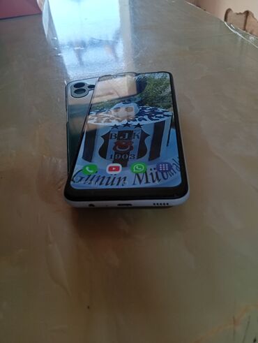 Samsung: Məhsul: Android smartfon - Ekran: tam ekran dizayn, damla tipli ön — 9