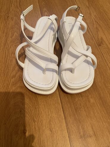 обувь белая: Босоножки абсолютно новые