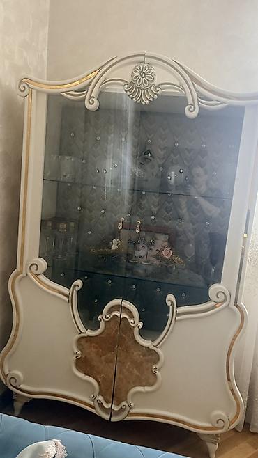 Klassik üslubda vitrin şkaf - Rəng: krem və qızılı detallarla -