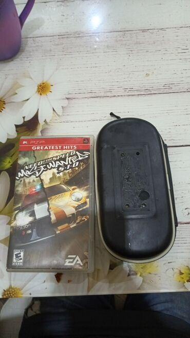 PSP (Sony PlayStation Portable): Məhsul: Sony PSP (ağ rəng) Xüsusiyyətlər: - Daşınan oyun konsolu