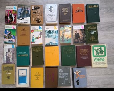 Oxumaq üçün geniş çeşidli kitab kolleksiyası. 1980 ci ilin