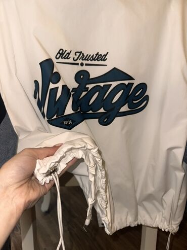 Kurtkalar: Ağ rəngdə, arxasında böyük "Old Trusted Vintage" yazısı olan kurtka