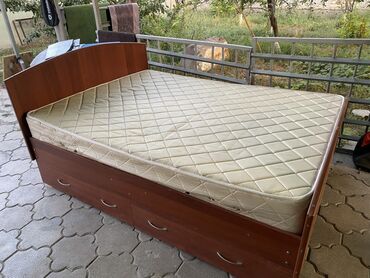 овальная кровать: Двуспальная кровать с деревянным каркасом, выполненная в коричневом