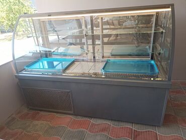 divar rəf: Bu vitrin çörək məmulatlarını sərgiləmək üçün nəzərdə tutulmuşdur