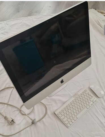 Kompüter və noutbuk aksesuarları: Apple tərəfindən istehsal olunan iMac masaüstü kompüteri. Bu model