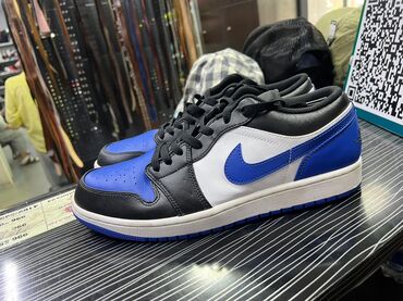 синие женские кроссовки: Кроссовки Jordan 1 Low в классической черно-бело-синей расцветке