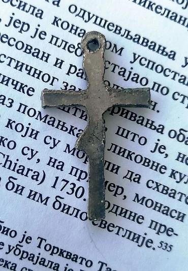 Ostali antikviteti: Dva KRSTa privesci. Privezak krst je lepo izrađen verski dodatak koji — 5