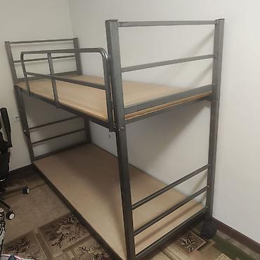 bunk bed: Двухъярусная металлическая кровать с прочным каркасом и лаконичным — 2