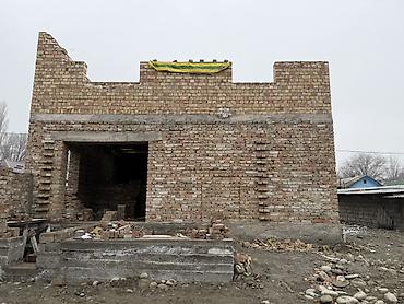 Строительный кирпич: Продаётся кирпичный недострой на участке. - Материал стен: полнотелый — 8