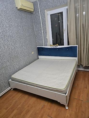 Taxt satılır. Ölçü: 160 x 160 sm Qiymət: 135 AZN Çatdırılma