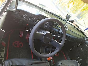 vaz 2106 şit: VAZ 2106, sarı rəng, sedan kuzov. Xüsusiyyətlər: - Arxa ötürücülü — 4