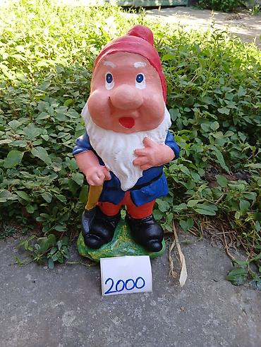 Vrtna figurica – patuljak - Materijal: verovatno beton ili keramička