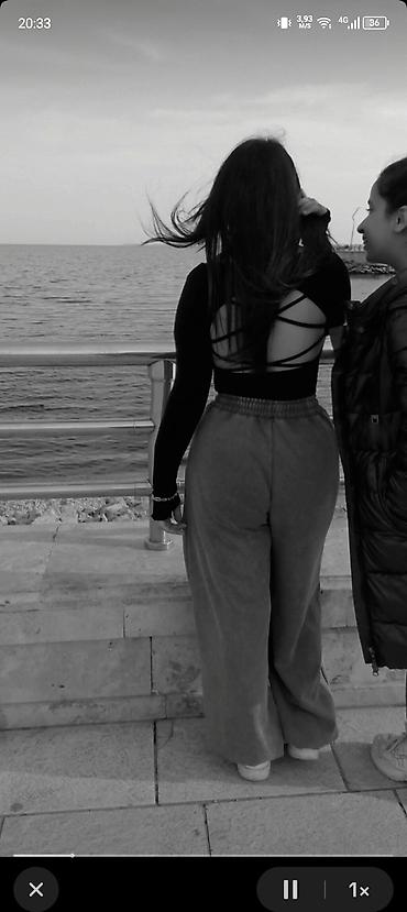 linza rengleri: Qadınlar üçün qara uzunqoll crop top - Model: açıq arxa hissəli — 1