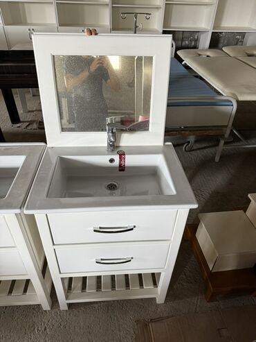 Moydadırlar: Hamam üçün lavabo dəsti – güzgülü yuxarı panel, keramik lavabo və alt