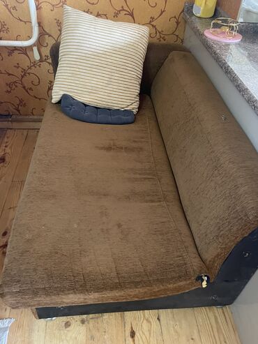 диван из поддона: Угловой диван, цвет - Коричневый, Б/у