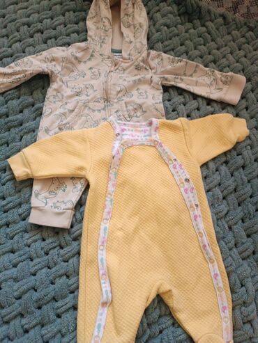 верхняя одежда для новорождённого: Комбенизончики на 1-2 месяца по 220 сом каждый 😍качество шикарное б/у