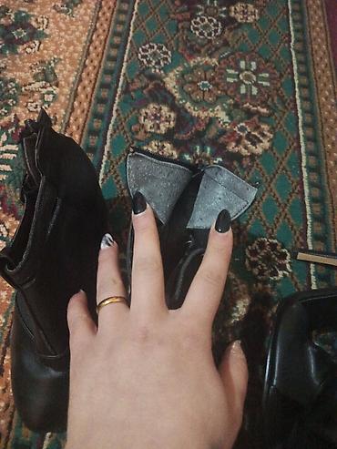 rezin botlar: Qadın üçün dəbli yarımçizmilər - Model: Kəmərli, açıq yan panellərlə — 3